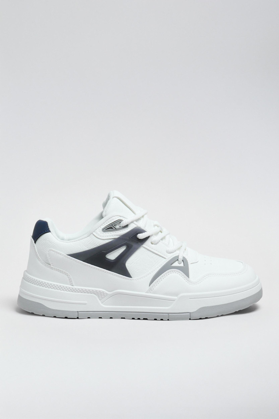 Tenis cremas claros casuales con contrastes y cordones