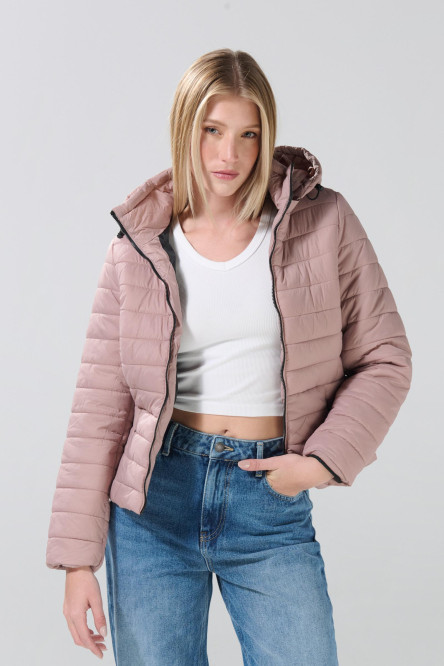 Chaqueta unicolor acolchada con capota y cuello alto