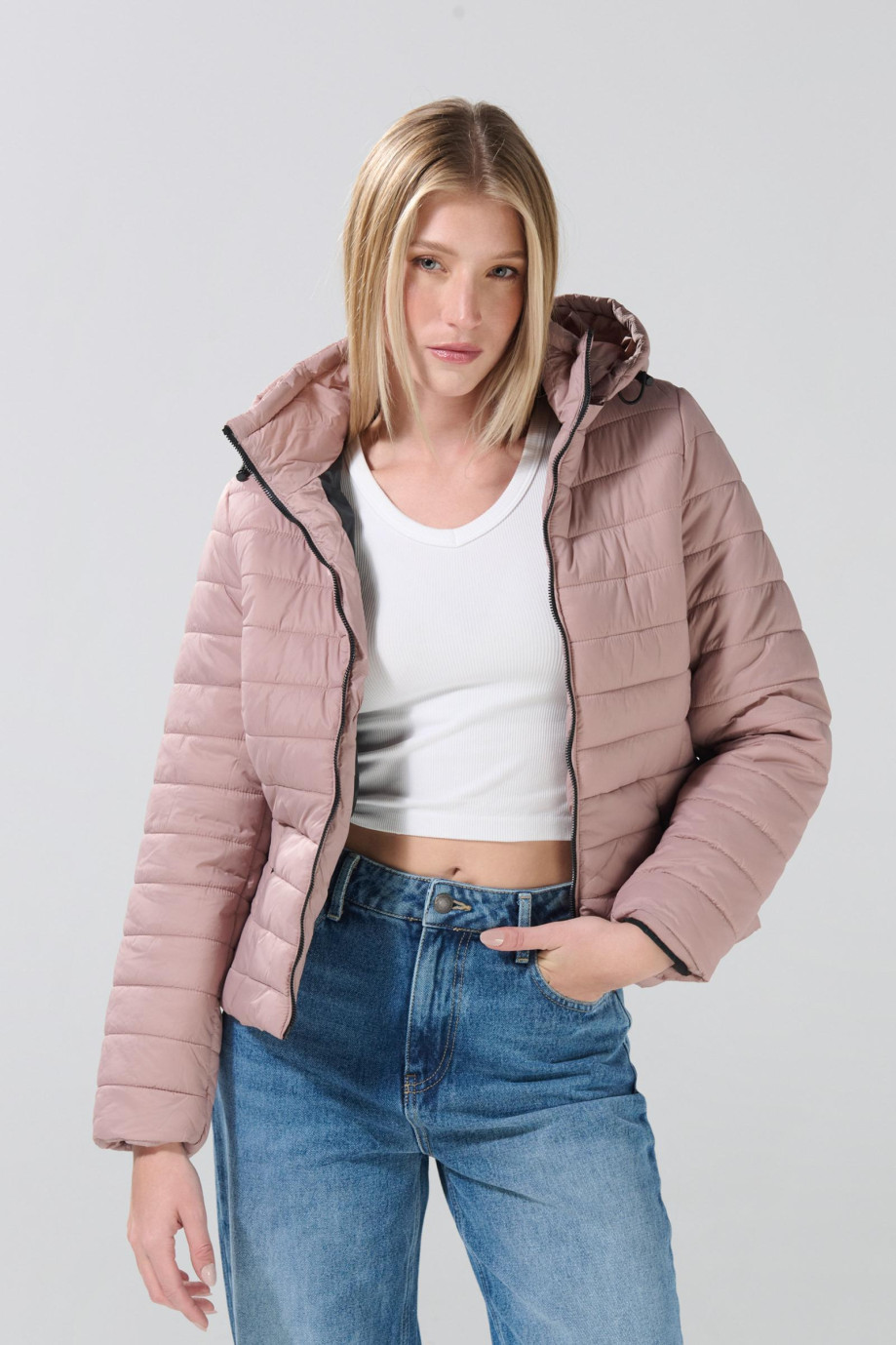 Chaqueta unicolor acolchada con capota y cuello alto