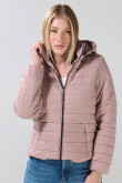 Chaqueta unicolor acolchada con capota y cuello alto
