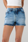 Short azul medio de jean tiro alto con desgastes y bolsillos