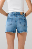 Short azul medio de jean tiro alto con desgastes y bolsillos