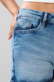 Short azul medio de jean tiro alto con desgastes y bolsillos