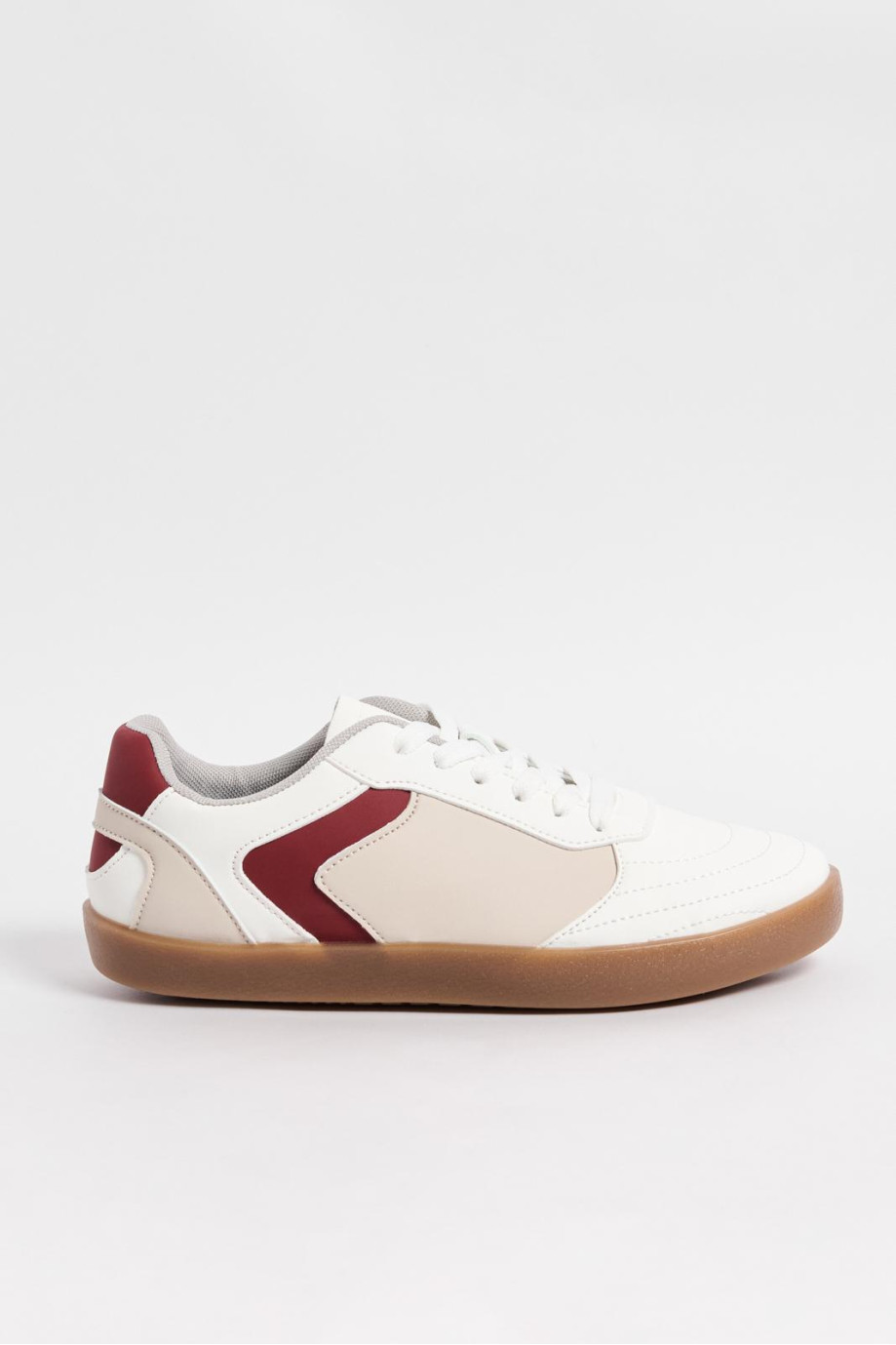 Tenis casuales cremas claros con diseños rojos