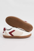Tenis casuales cremas claros con diseños rojos