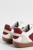 Tenis casuales cremas claros con diseños rojos