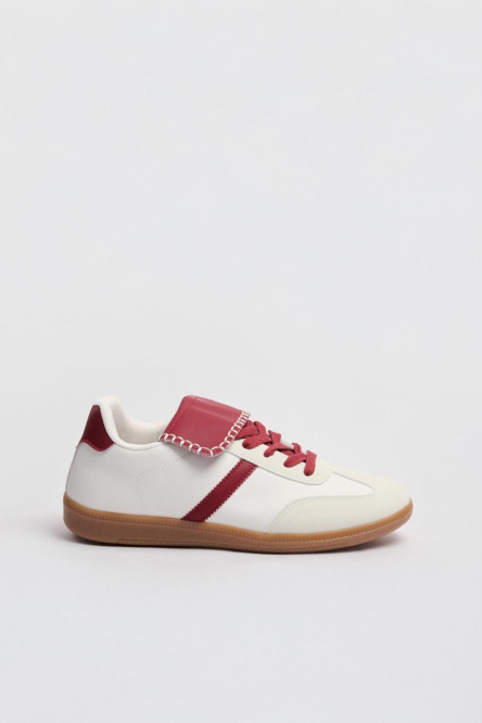 Tenis casuales cremas con lengüetas visibles y cortes