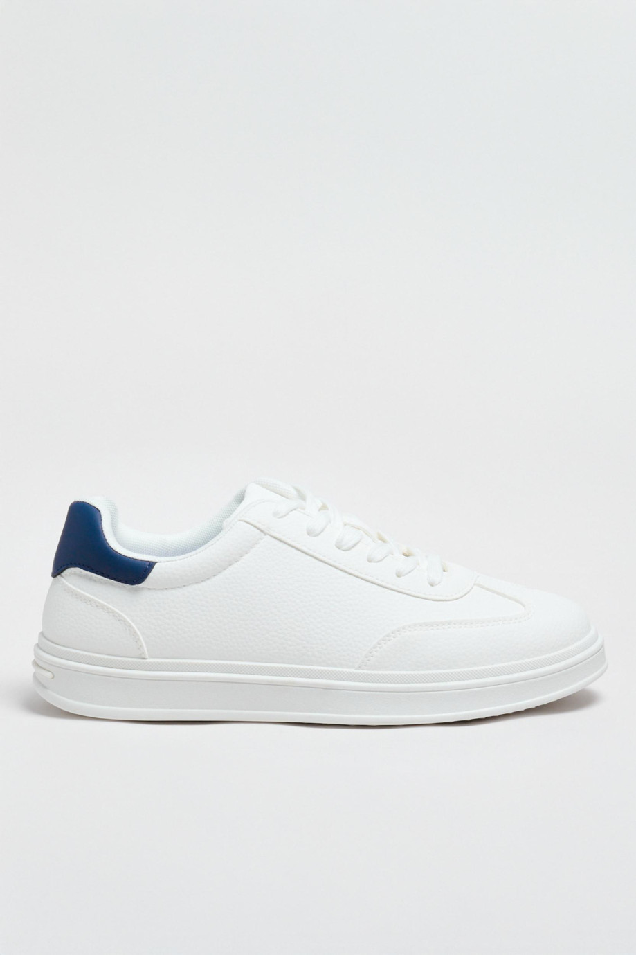 Zapatillas de estilo clásico, suela baja de perfil bajo.