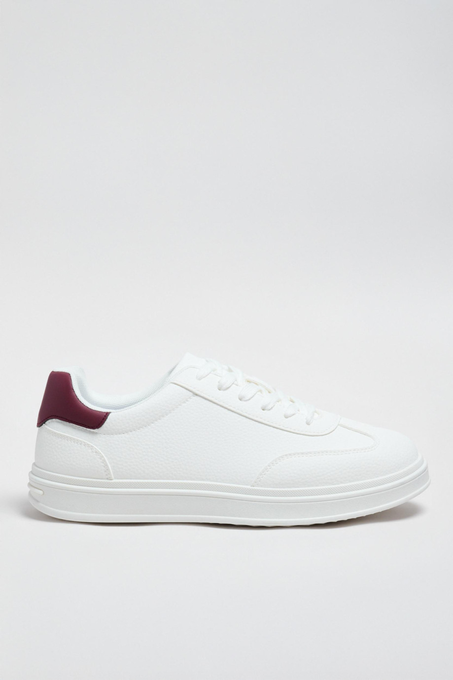 Zapatillas de estilo clásico, suela baja de perfil bajo.