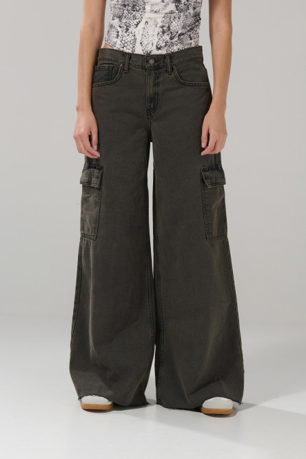 Jean palazzo cargo café oscuro con tiro medio y bota ancha