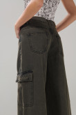 Jean palazzo cargo café oscuro con tiro medio y bota ancha