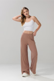 Pantalón flare unicolor en tela acanalada con bota ancha