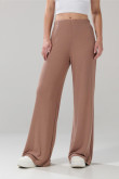 Pantalón flare unicolor en tela acanalada con bota ancha
