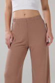 Pantalón flare unicolor en tela acanalada con bota ancha