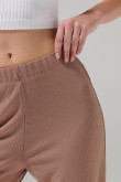 Pantalón flare unicolor en tela acanalada con bota ancha