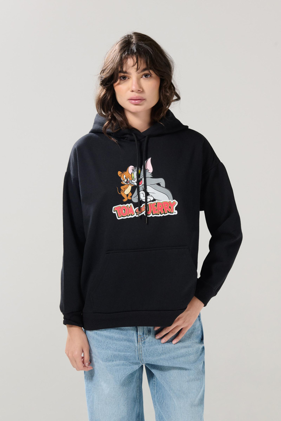 Buzo con capota negro oversize y arte de Tom y Jerry