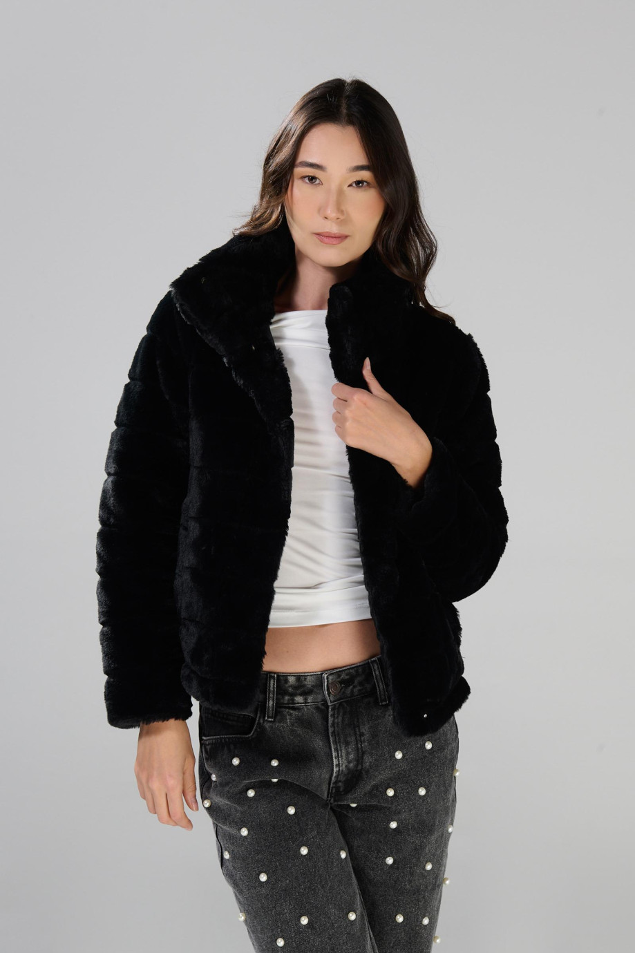 Chaqueta afelpada negra con cuello alto y bolsillos