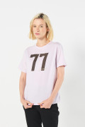 Camiseta lila clara con arte college y cuello redondo