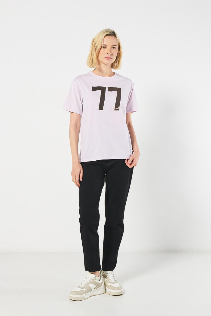 Camiseta lila clara con arte college y cuello redondo