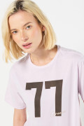 Camiseta lila clara con arte college y cuello redondo
