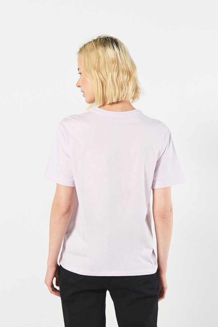 Camiseta lila clara con arte college y cuello redondo