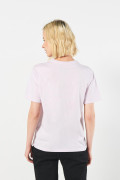 Camiseta lila clara con arte college y cuello redondo