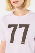 Camiseta lila clara con arte college y cuello redondo