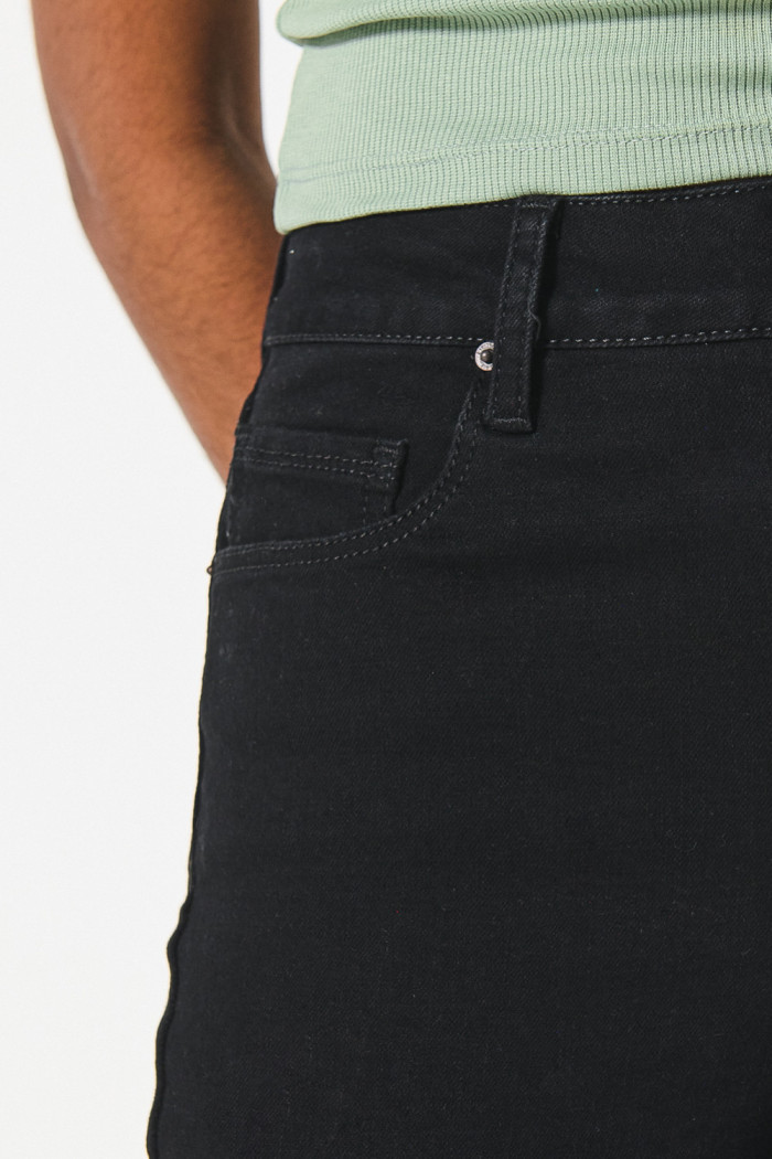 Jean ajustado jegging negro con súper tiro alto