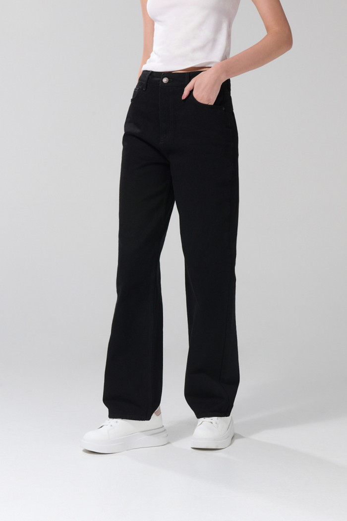 Jean tiro alto 90´S negro con bota recta y bolsillos