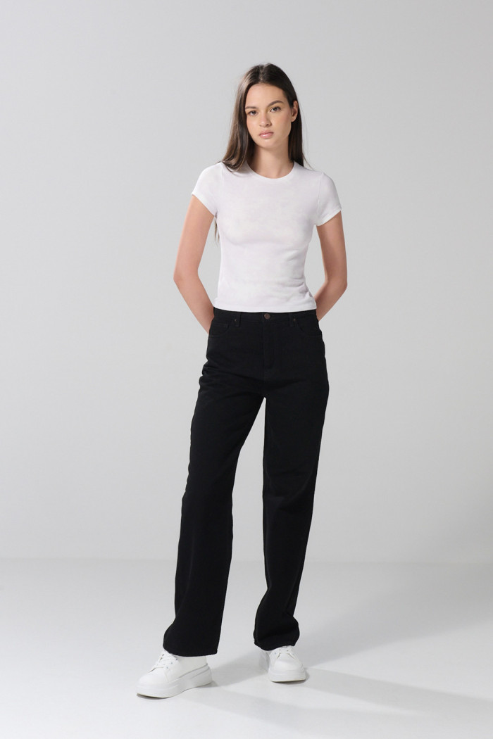 Jean tiro alto 90´S negro con bota recta y bolsillos
