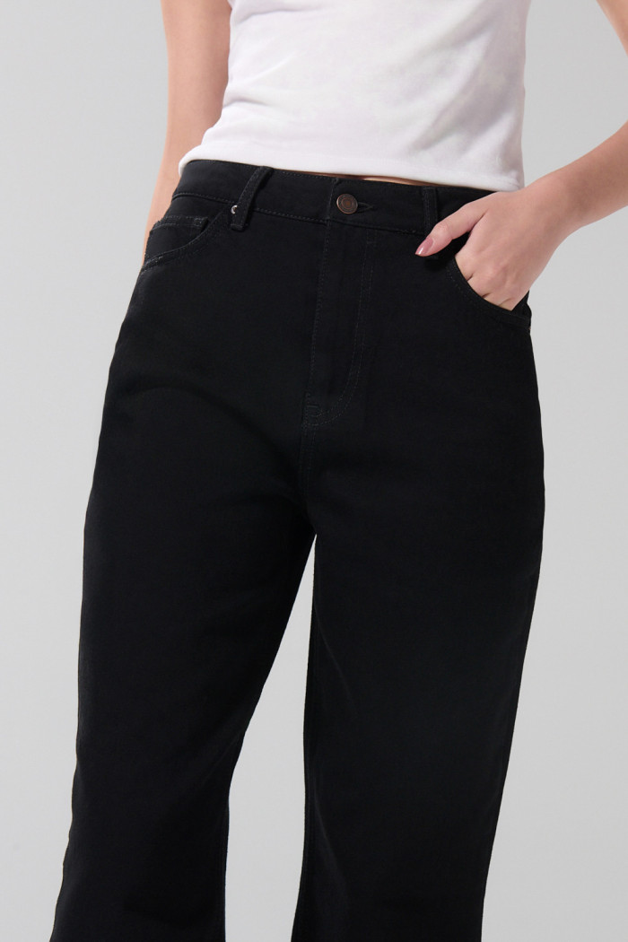 Jean tiro alto 90´S negro con bota recta y bolsillos