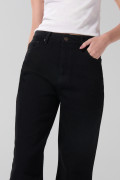 Jean tiro alto 90´S negro con bota recta y bolsillos