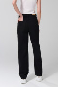 Jean tiro alto 90´S negro con bota recta y bolsillos