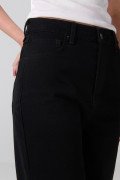 Jean tiro alto 90´S negro con bota recta y bolsillos