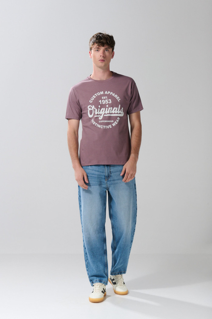 Camiseta lila manga corta con estampado college