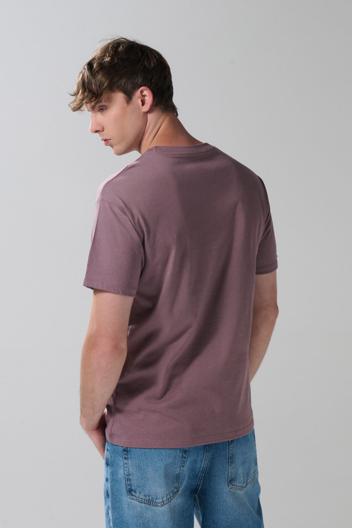 Camiseta lila manga corta con estampado college