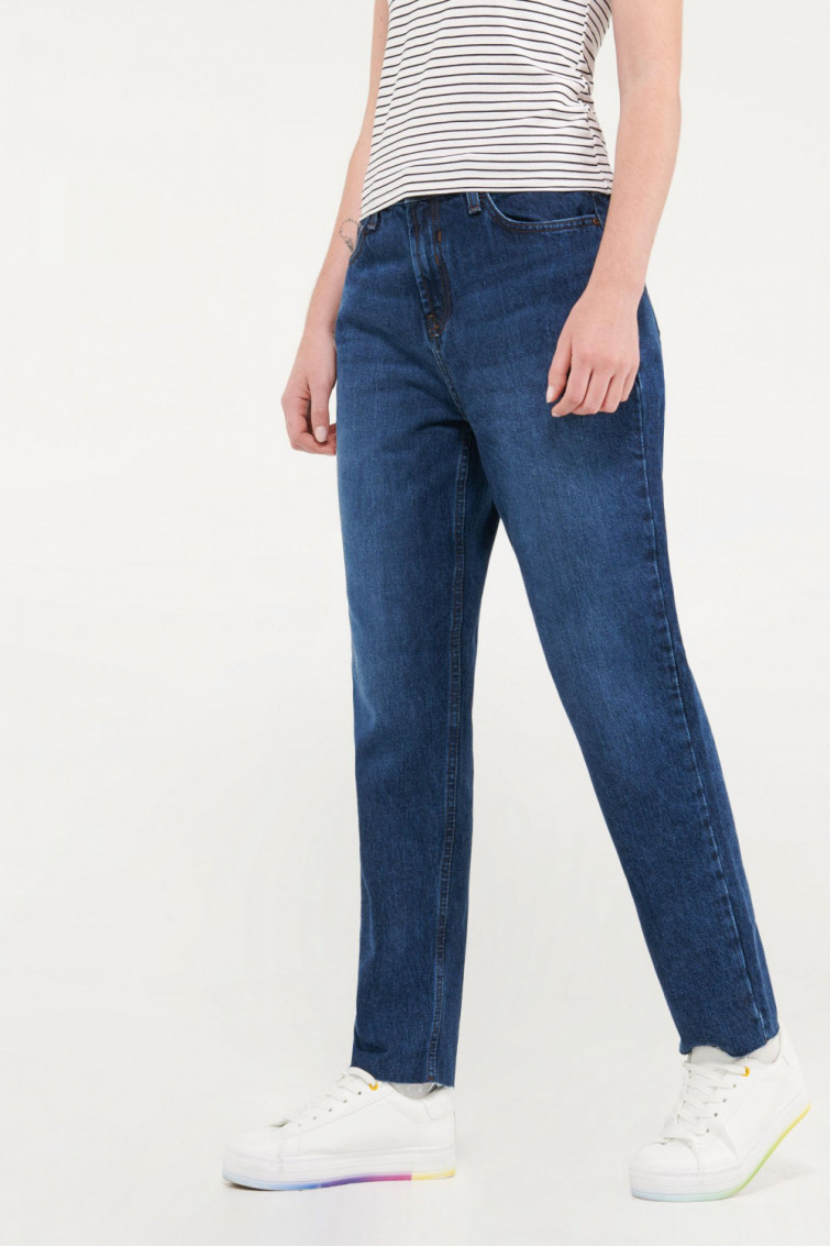 Jean boyfriend azul intenso tiro alto y corte en borde inferior