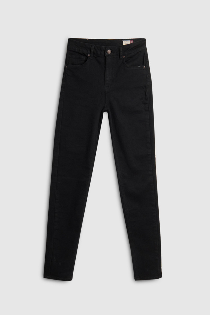 Jean negro con efecto push up, realce y tiro alto