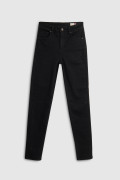 Jean negro con efecto push up, realce y tiro alto