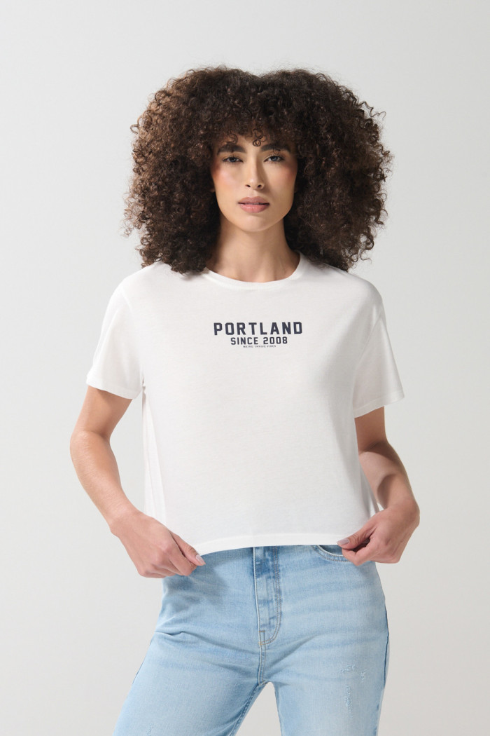 Camiseta crop top crema clara con texto college negro