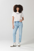 Camiseta crop top crema clara con texto college negro