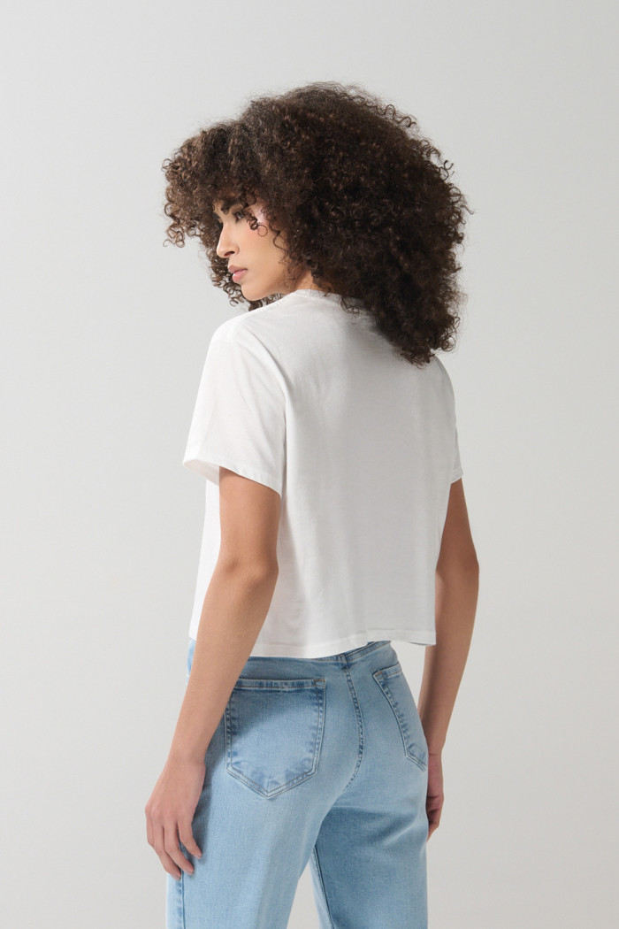 Camiseta crop top crema clara con texto college negro