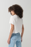 Camiseta crop top crema clara con texto college negro