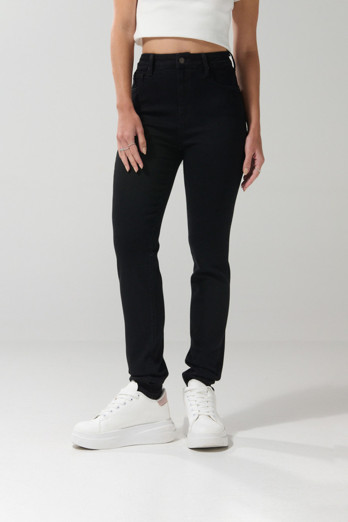 Jean negro tipo jegging con súper tiro alto y bolsillos