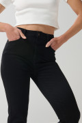 Jean negro tipo jegging con súper tiro alto y bolsillos