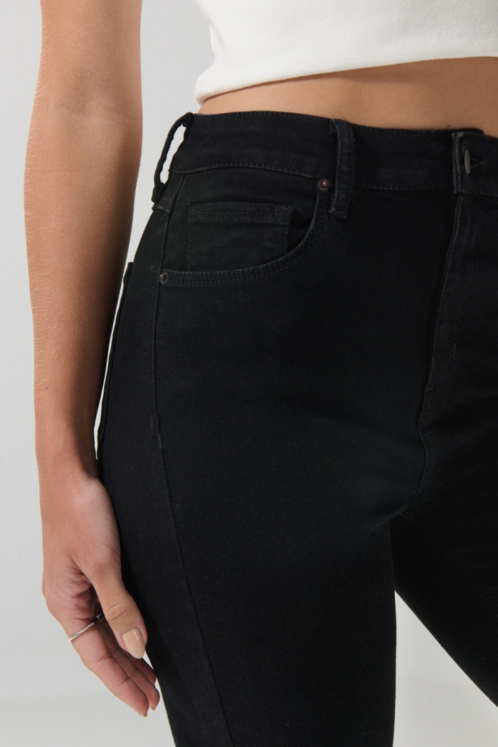 Jean negro tipo jegging con súper tiro alto y bolsillos