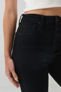 Jean negro tipo jegging con súper tiro alto y bolsillos