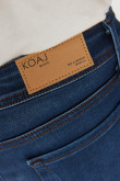 Jean súper skinny azul intenso con 5 bolsillos y costuras en contraste