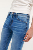 Jean azul medio súper skinny con tiro bajo y bolsillos clásicos