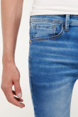 Jean azul medio súper skinny con tiro bajo y bolsillos clásicos